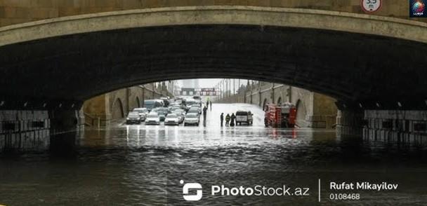 Բաքուն՝ ջրի տակ. 3 մետրանոց ալիքները լցվել են քաղաք, սկսվել է տարհանում
