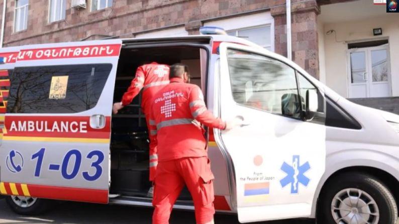 Պարզվել է, որ ժամը 20.57-ին շտապօգնության խումբը ինքնազգացողության վատացում կանչով մեկնել է նշված հասցե, որտեղ 45-ամյա տղամարդը, ակնհայտորեն գտնվելով ալկոհոլի ազդեցության տակ, նախ բժշկին պատմել է, թե ինչպես է կոտրել տան սանհանգույցը, հետո հանկարծ միջանցքից վերցրել է կացին, անկանոն շարժումներ արել ու նետել բժշկի ուղղությամբ