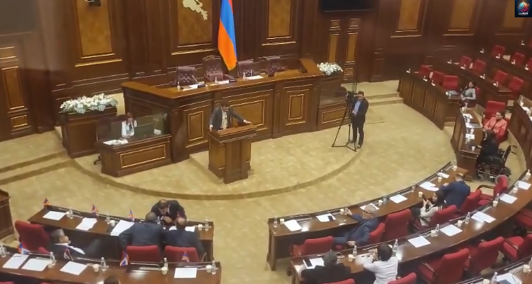 Հանգստшցի՛ մի հատ, դուրս կշպրտեմ դшհլիճից, մшտդ էլ իջացր