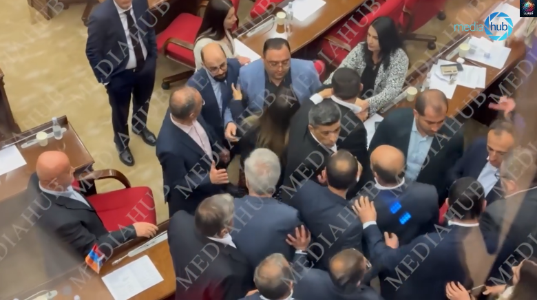 Արш Լևոն, հորդ թпւրք են шսում. կռիվ` ԱԺ-ում