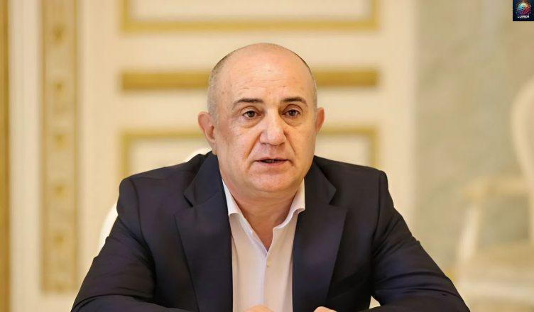 Նա երգեց. «Ես ճանաչում եմ բոլորին անունով»: