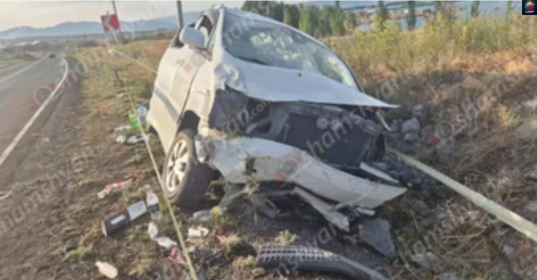 Գեղարքունիքի մшրզում 26-ամյա վարորդը «Toyota Alphard»-ով դուրս է եկել երթևեկելի գոտուց, բшխվել քшրերին և կողшշրջվել․ կա 6 վիրшվոր