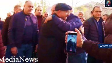 Բարով եք եկել մեր գյուղ. Արամ Սարգսյանը դիմավորեց Նիկոլ Փաշինյանին