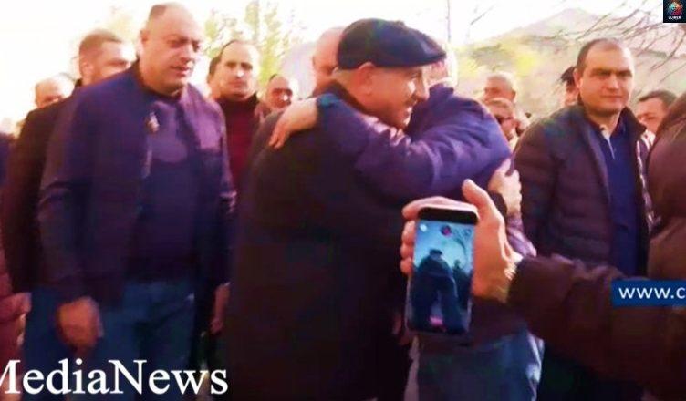 Բարով եք եկել մեր գյուղ. Արամ Սարգսյանը դիմավորեց Նիկոլ Փաշինյանին