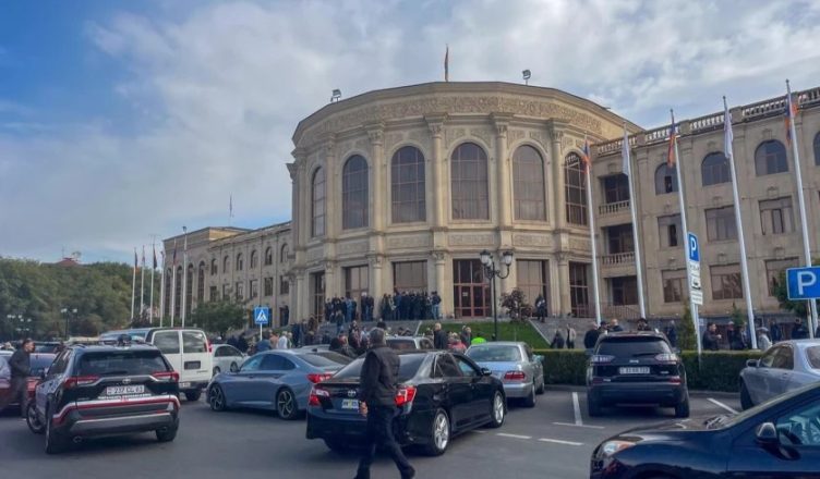 Գյումրիում համատարած հրաժարվում են ավագանու մանդատներից և լքում ընտրական ցուցակները