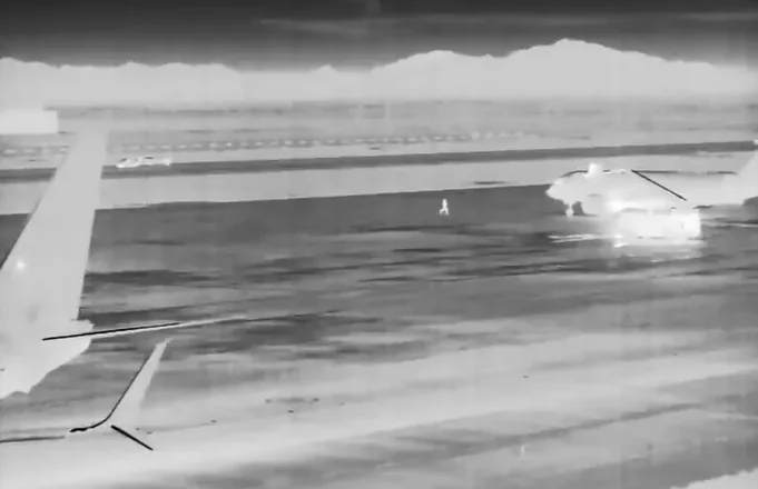 Տղամարդը վազել է դեպի թռիչքուղի և հայտնվել ինքնաթիռի շարժիչի մեջ