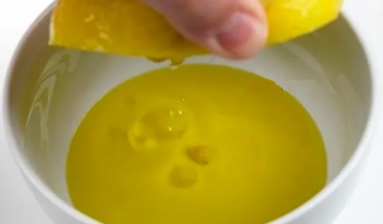 Ճզմեք կիտրոնը, ավելացրեք մեկ ճաշի գդալ ձիթապտղի յուղ և կհիշեք ինձ ձեր ամբողջ կյանքի ընթացքում